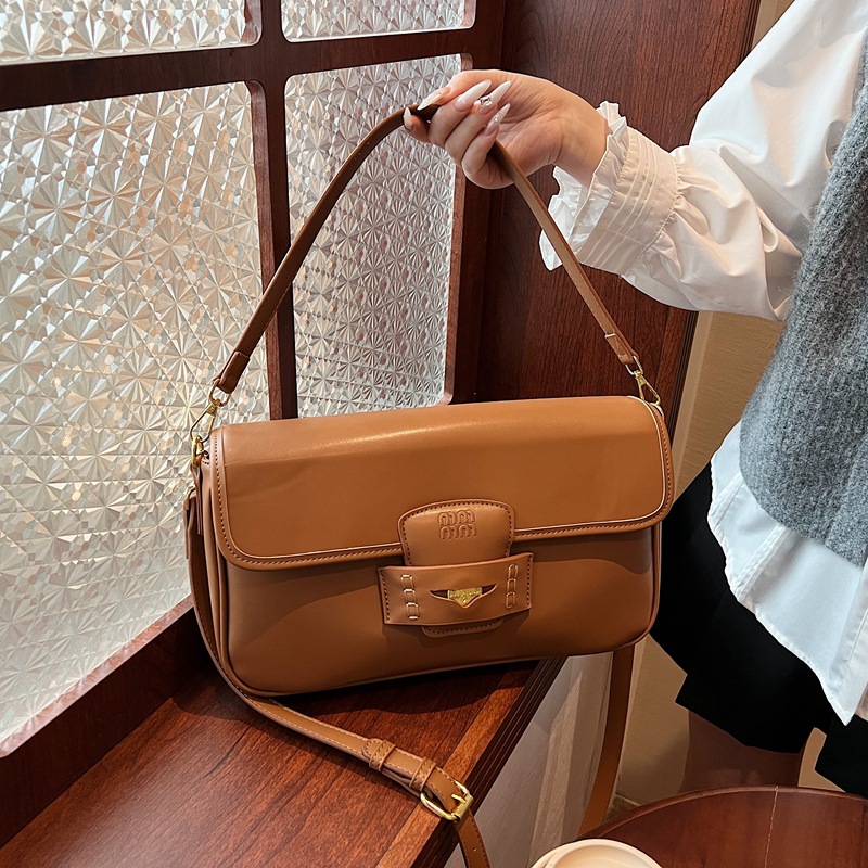 A trendy and high-end small crossbody bag for women in 2025, a casual and versatile Instagram single-shoulder bag full figure