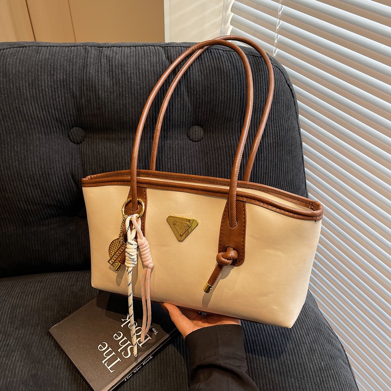 French retro underarm bag for women 2025 new style, fashionable and niche design, single-shoulder bag, versatile and large-capacity commuting bag full figure