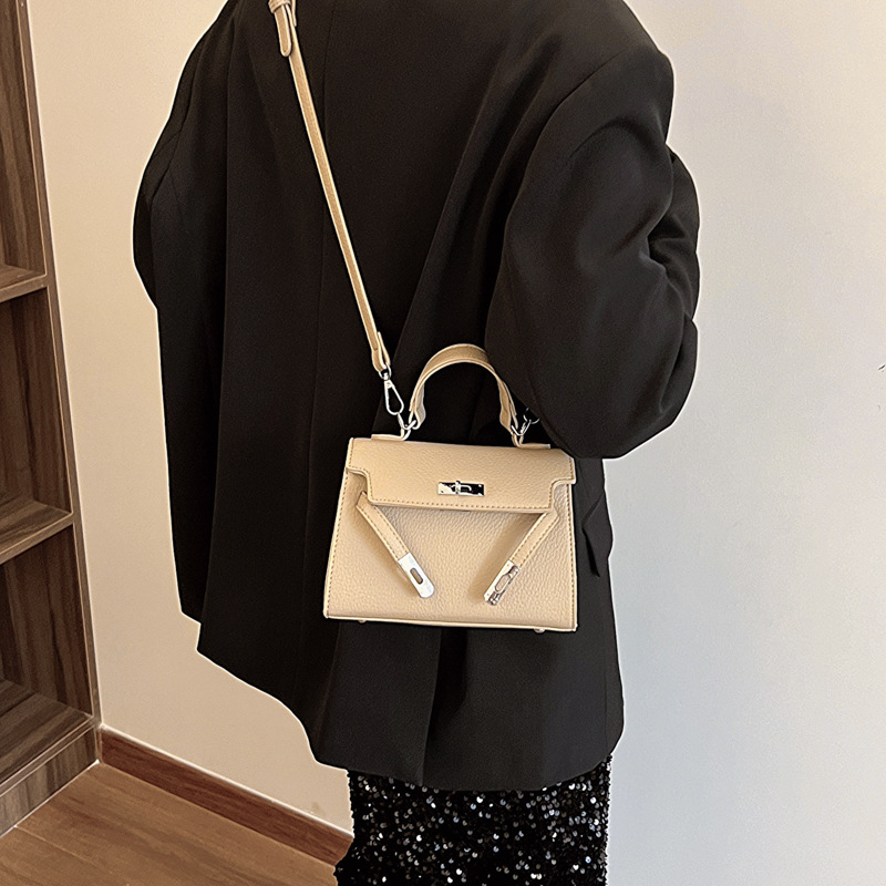 The 2025 new Kelly bag from Bag Lady is a high-end, light luxury, niche soft leather crossbody bag and a fashionable hand-held underarm bag Application Scenario