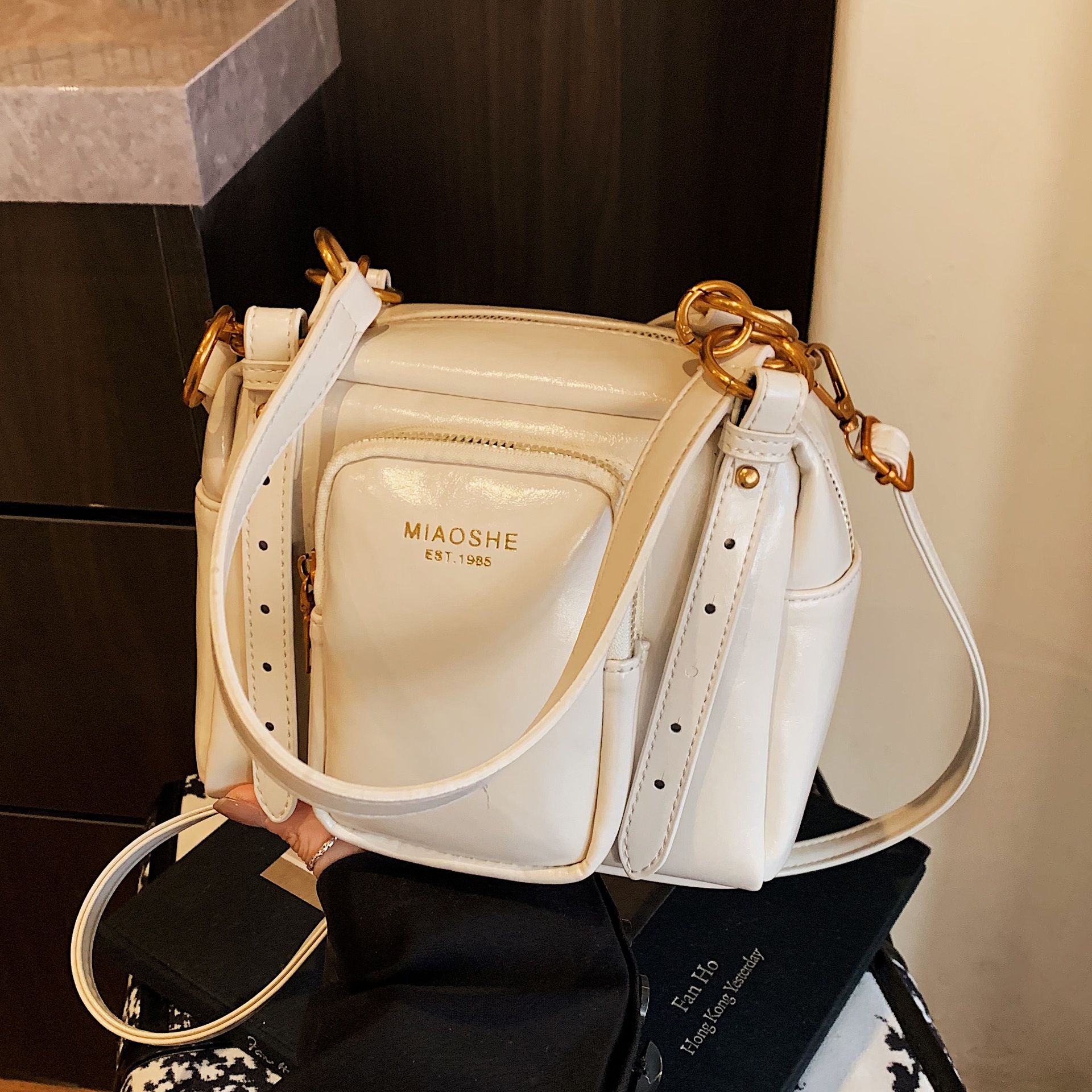 Korean-style textured hand-held small square bag for women, new Spring 2025, simple single-shoulder bag, casual and fashionable underarm bag full figure