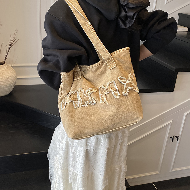 Casual and fashionable women's 2025 new denim large-capacity tote bag, texture and niche design single-shoulder bag details Picture