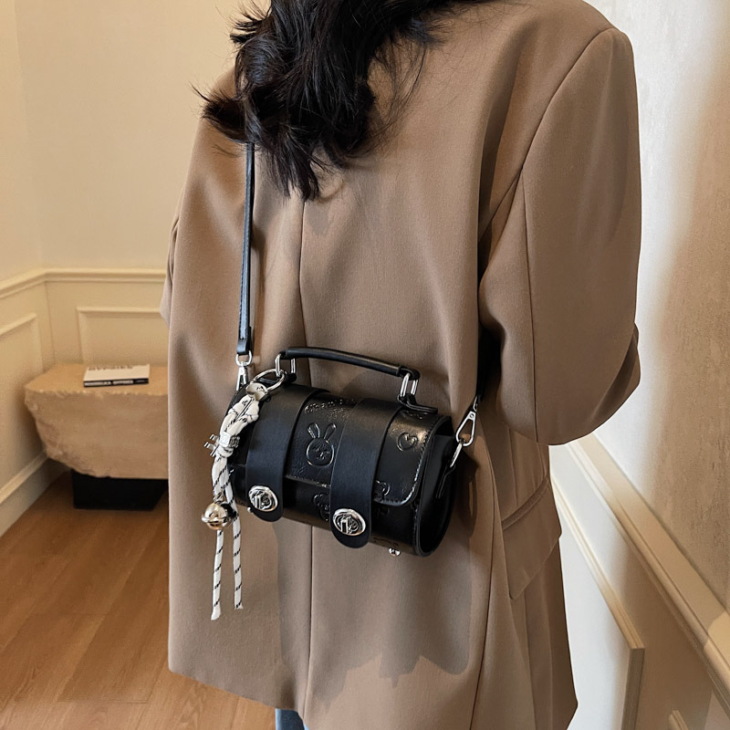 High-end and stylish hand-held pillow bag for women, 2025 new trendy and fashionable work and commuting crossbody bag, small handbag Application Scenario