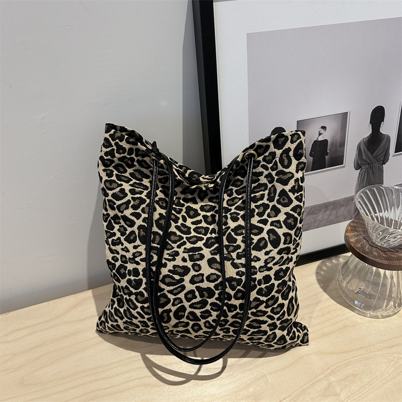 2024 New large-capacity, laid-back leopard print ins, casual and individualistic, practical canvas single-shoulder bag from Japan and South Korea for women full figure