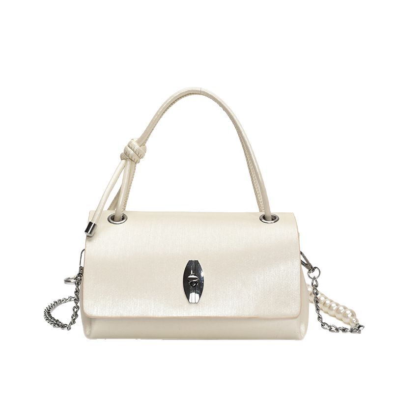 The 2025 new style of elegant, glossy soft leather fashionable handbag exudes a sense of sophistication and sophistication for women. It is a stylish commuting pearl chain crossbody bag Item Picture