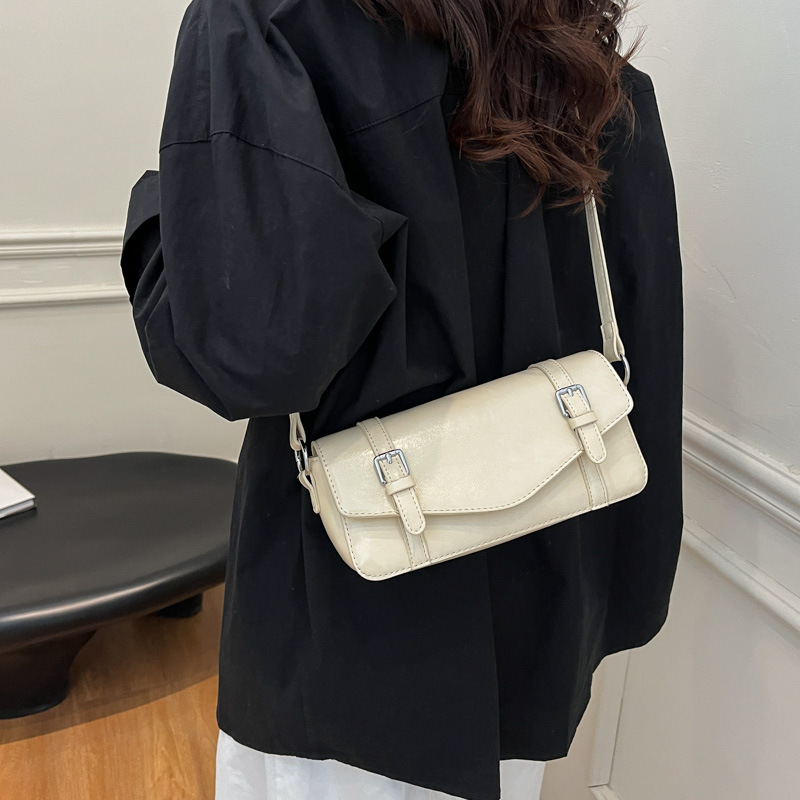 This is a new Korean style Instagram trendy and fashionable small square bag for women. It features a unique design and is simple and versatile. It's a single-shoulder bag for women full figure