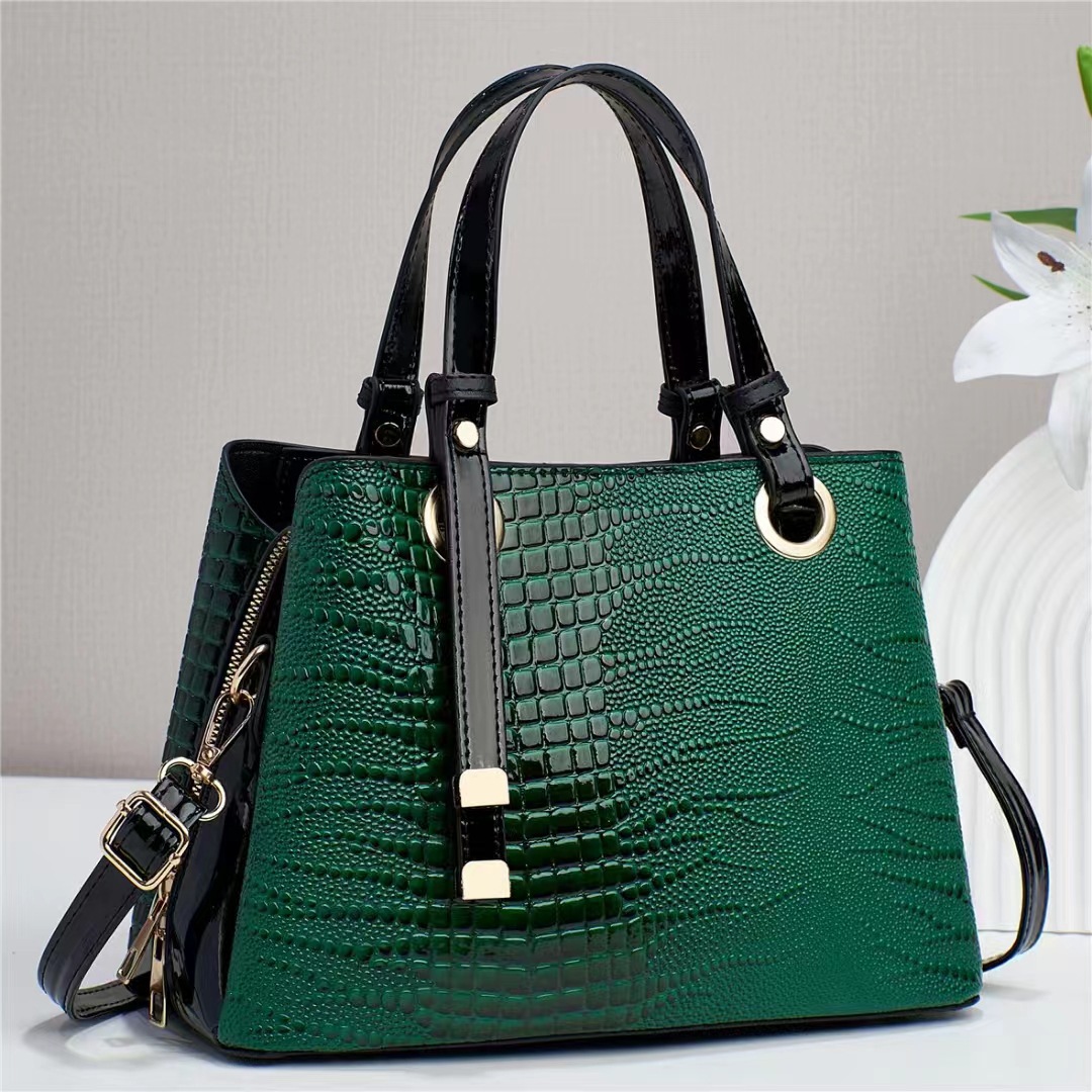 A stylish handbag with a large capacity for cross-border use, a new, trendy and elegant style. It is a crossbody commuter bag for middle-aged mothers and women Specification drawing