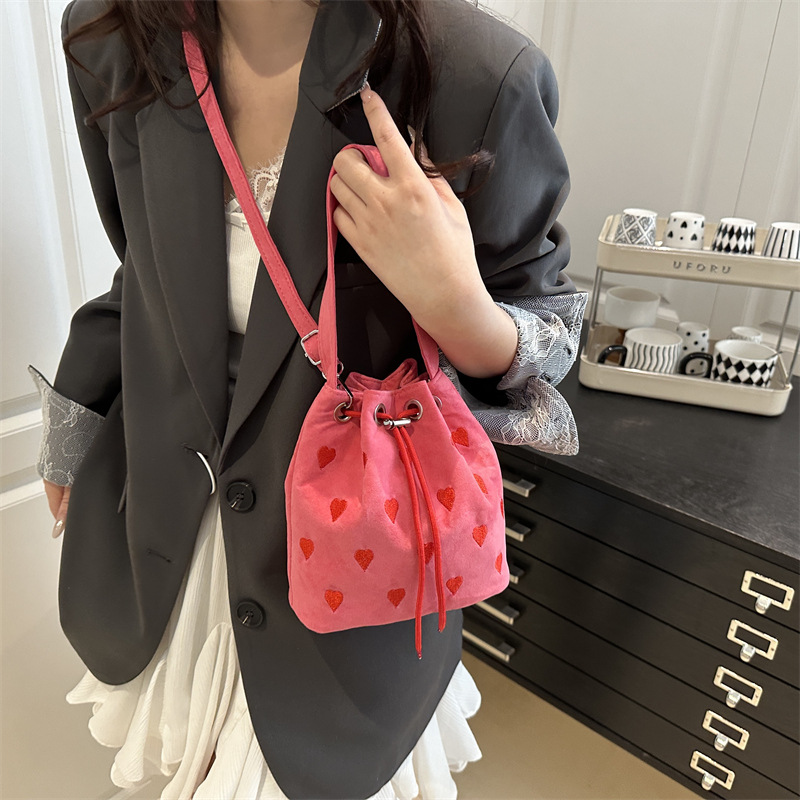 Korean embroidered heart-shaped drawstring pink handbag, 2025 new style single-shoulder crossbody bag, texture pleated bucket bag details Picture
