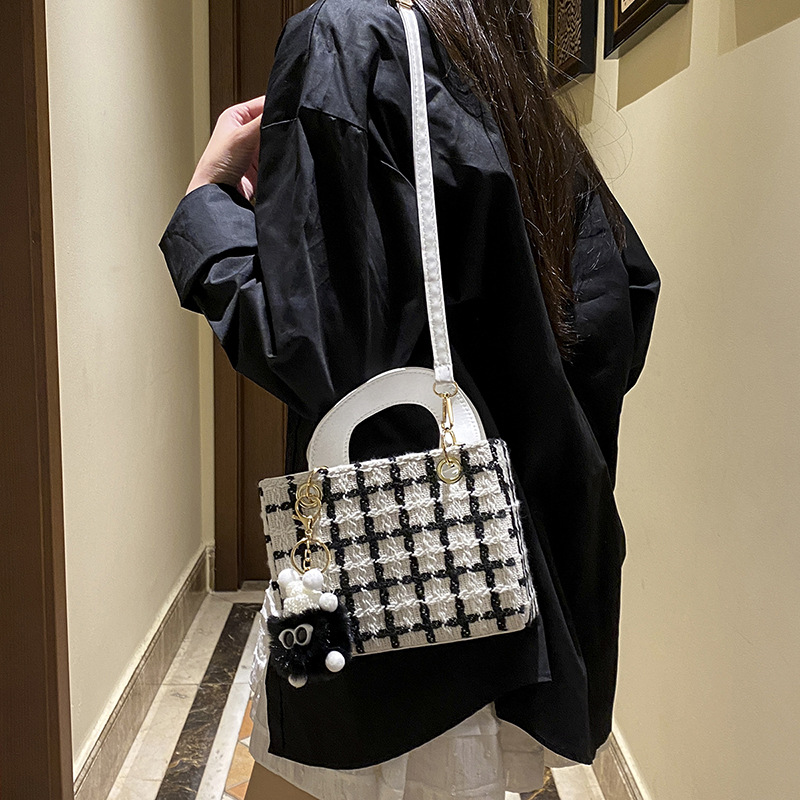 Niche design woolen bag 2025 new style bag, women's bag, spring commuting crossbody bag, hand-held princess bag details Picture