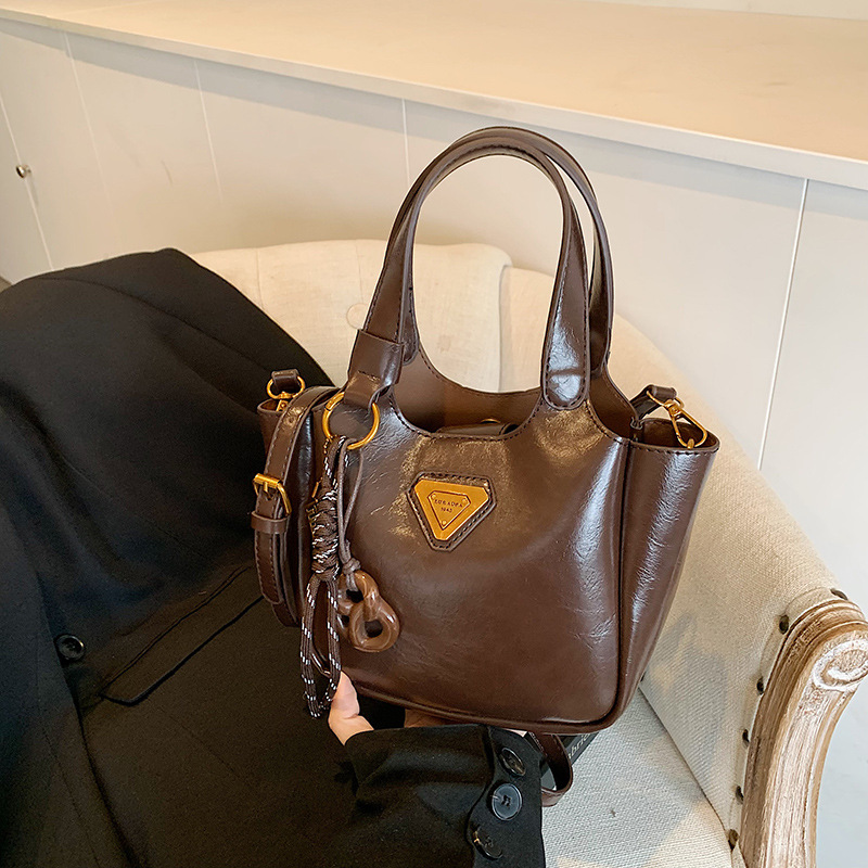 Retro bag with large capacity for women, 2025 new style, fashionable and versatile, single-shoulder crossbody bag, casual hand-held bucket bag details Picture