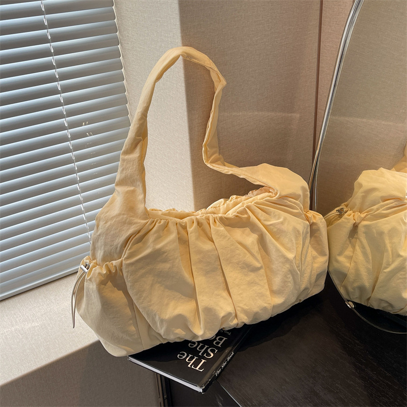 A large-capacity tote bag for college students commuting to class, a new 2024 trendy and versatile casual pleated bag for women, and a single-shoulder bag Specification drawing