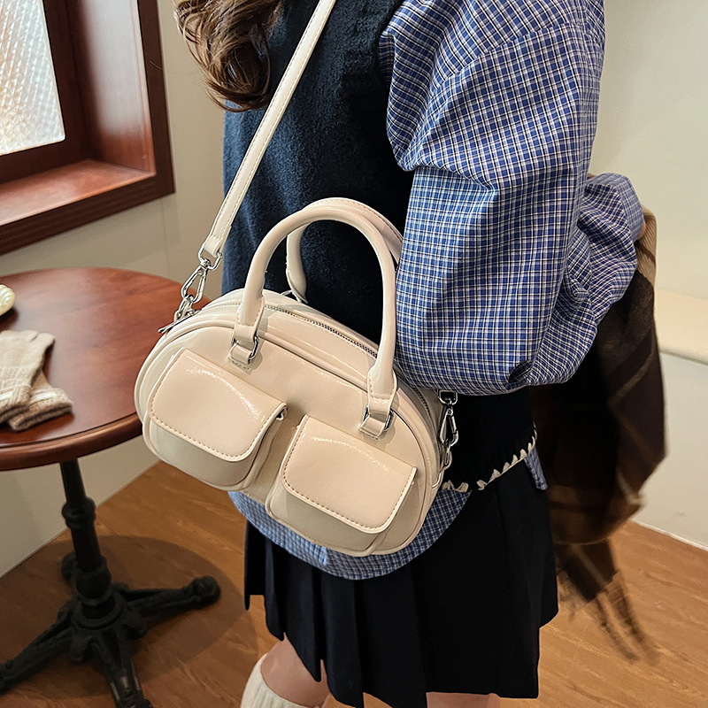 Korean trendy and niche design underarm baguette bag for women's 2024 autumn new single-shoulder Boston bag bowling bag details Picture