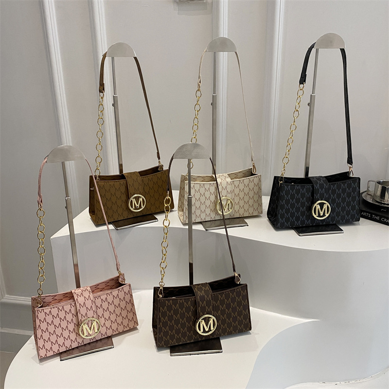 French niche underarm bag for women 2025 Spring/Summer new simple crossbody bag, retro and fashionable women's single-shoulder bag Application Scenario