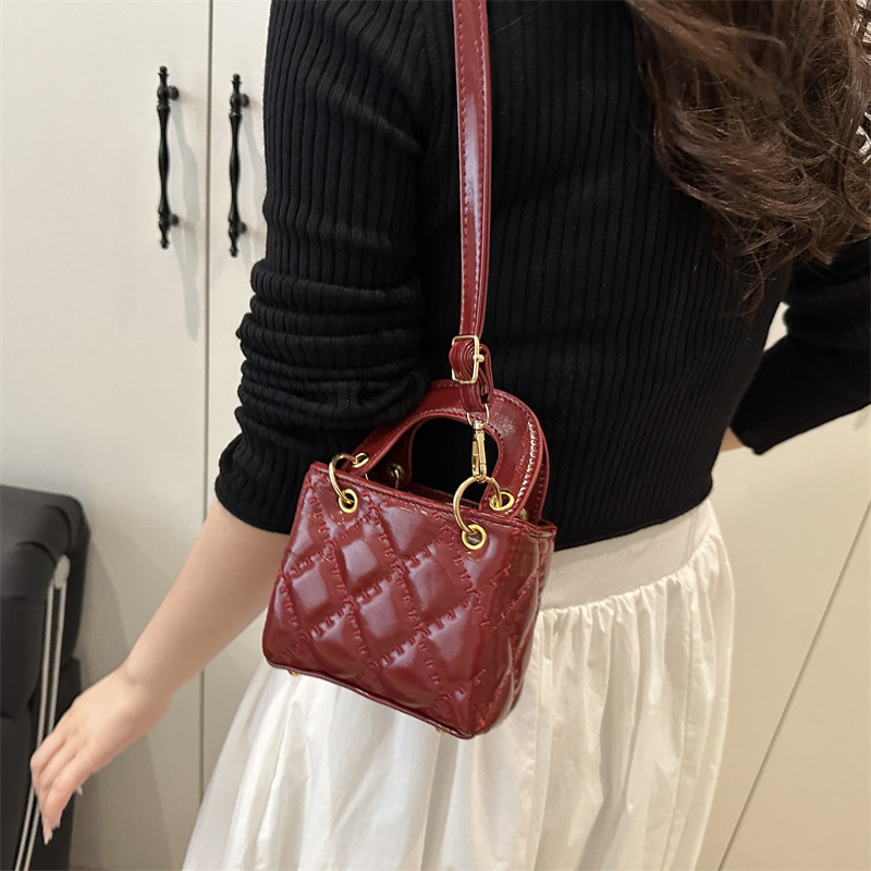 High-end quality and elegant 2025 new women's hand-held handbag, solid color single-shoulder bag, crossbody bag, simple and casual bag details Picture
