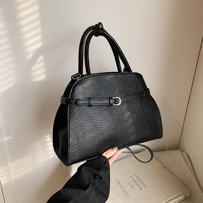 A new large-capacity casual and versatile single-shoulder bag for women in the Korean version of a fashionable briefcase, suitable for 2024 commuting crossbody women details Picture