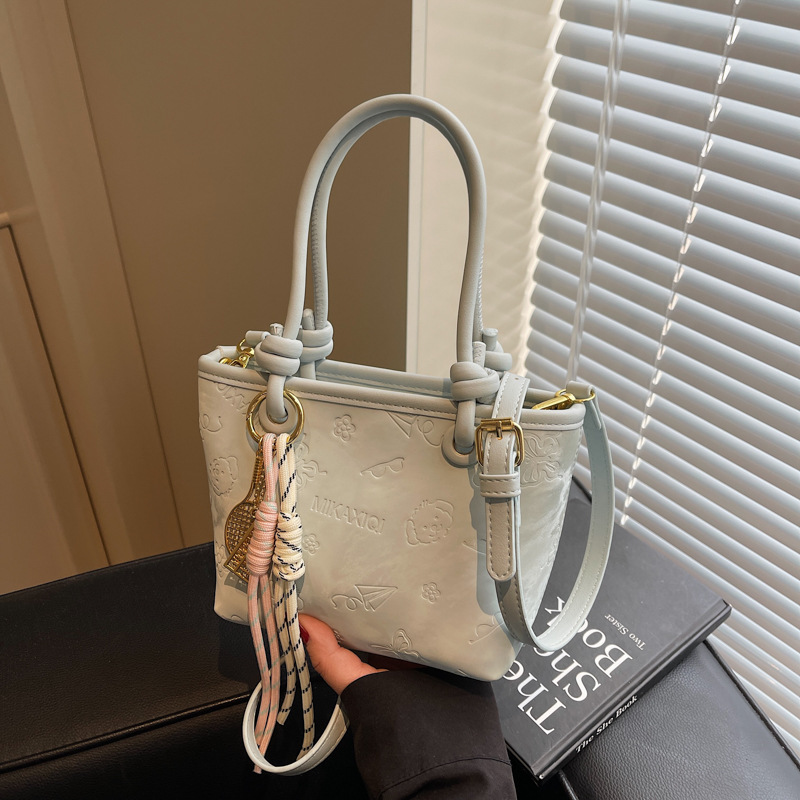 Trendy and versatile hand-held bucket bag for women 2025 new style, fashionable and casual single-shoulder bag, high-end commuting crossbody bag for women details Picture