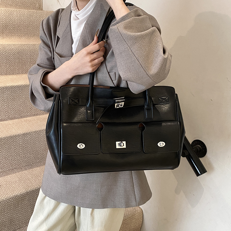 The new 2024 European and American motorcycle style large-capacity tote bag is fashionable, versatile and suitable for commuting. It is a single-shoulder, hand-carry and underarm large bag full figure