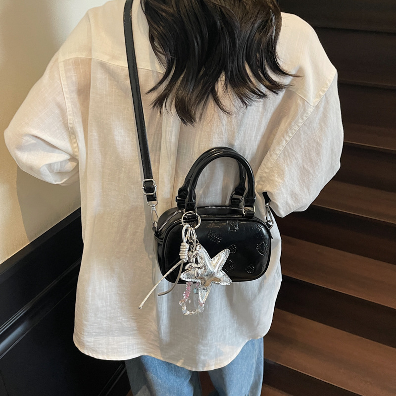 A niche mini handbag, an Instagram-chic single-shoulder crossbody bag for trendy ladies, a new soft and stylish embossed bag for spring 2025 details Picture