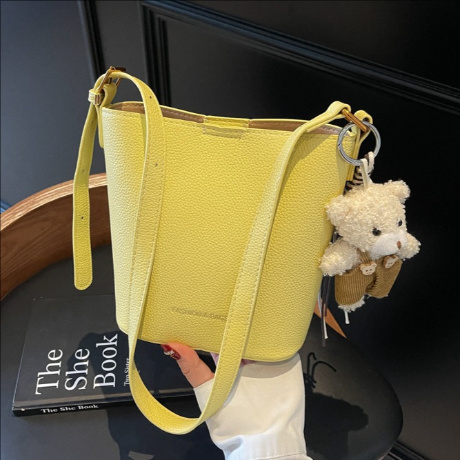 A simple and sophisticated trendy bucket bag for women, a new summer 2025 fashion and casual single-shoulder bag, a versatile crossbody bag for commuting full figure