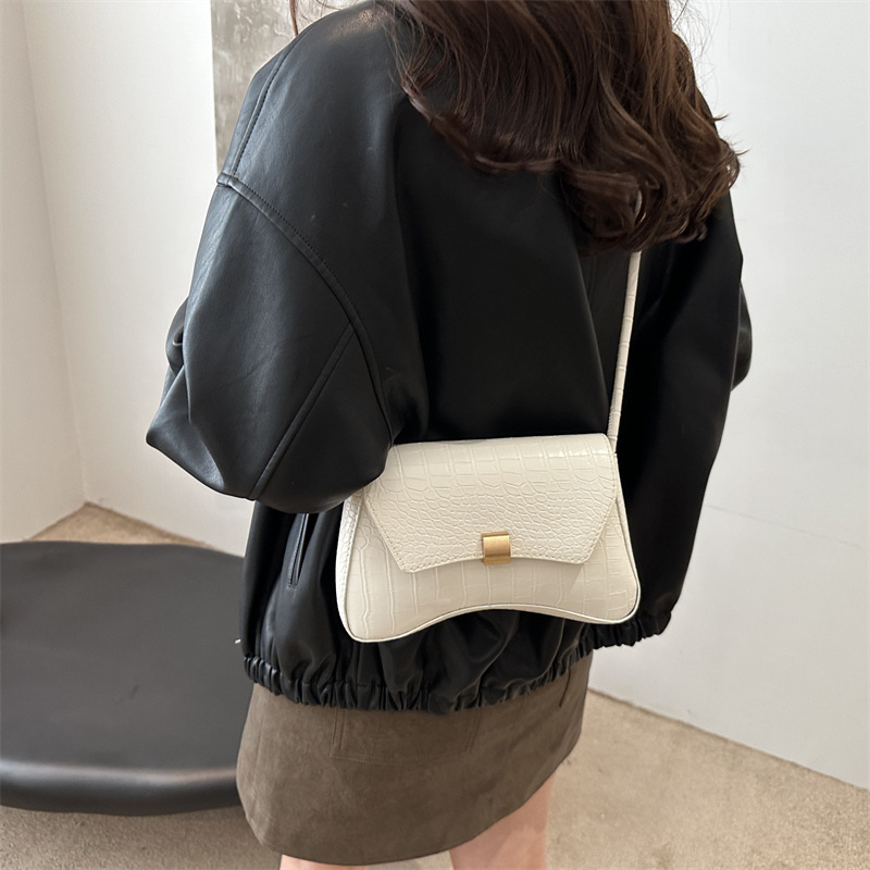 Commuter crossbody bag, casual bag, women's niche trendy single-shoulder bag, new autumn 2024 style, fashionable and simple small square bag details Picture