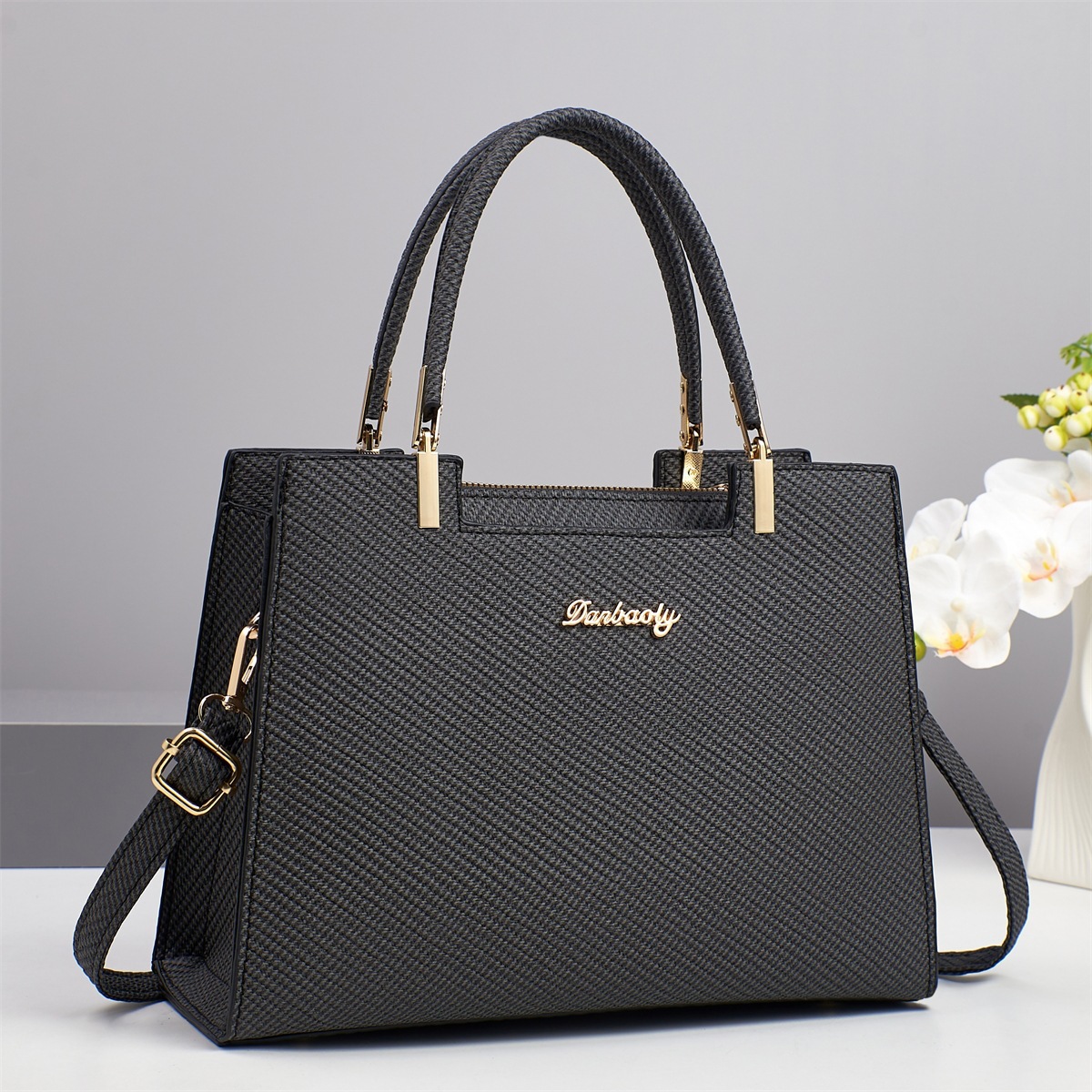 This new solid-color fabric-textured crossbody bag is versatile for spring and summer and is a high-quality large bag for a family of three on Mother's Day Specification drawing