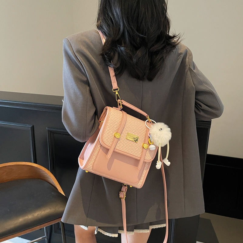 The 2025 new style of stylish and versatile casual backpack exudes a sense of sophistication and fashion for women. It's a simple and trendy backpack for going out details Picture