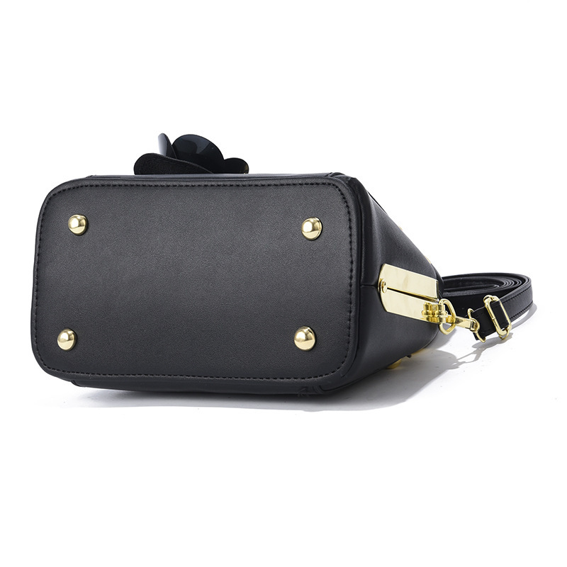 Steel frame shell mini bag 2024 Women's Bag Trend single-shoulder bag Cross-border trend Single-shoulder bag manufacturer direct sales and consignment Application Scenario