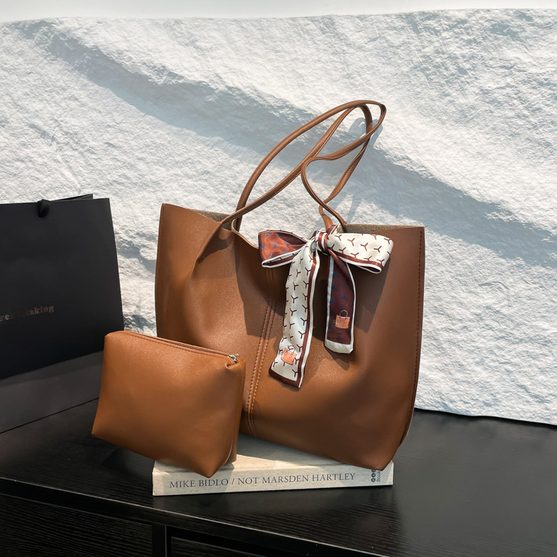 High-end silk scarf handbag for women 2025 Spring New style, fashionable and simple bucket bag, casual commuting single-shoulder bag full figure