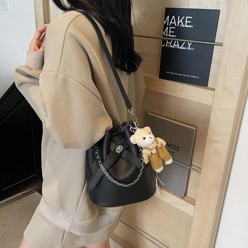 The 2025 new bestseller Korean-style bucket bag is a high-end single-shoulder bag with a sophisticated look and a versatile, casual and simple crossbody style Specification drawing