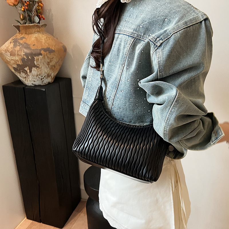 New Spring/Summer 2025 stylish hand-held bag, women's trendy texture casual single-shoulder bag, solid color elegant crossbody bag Application Scenario