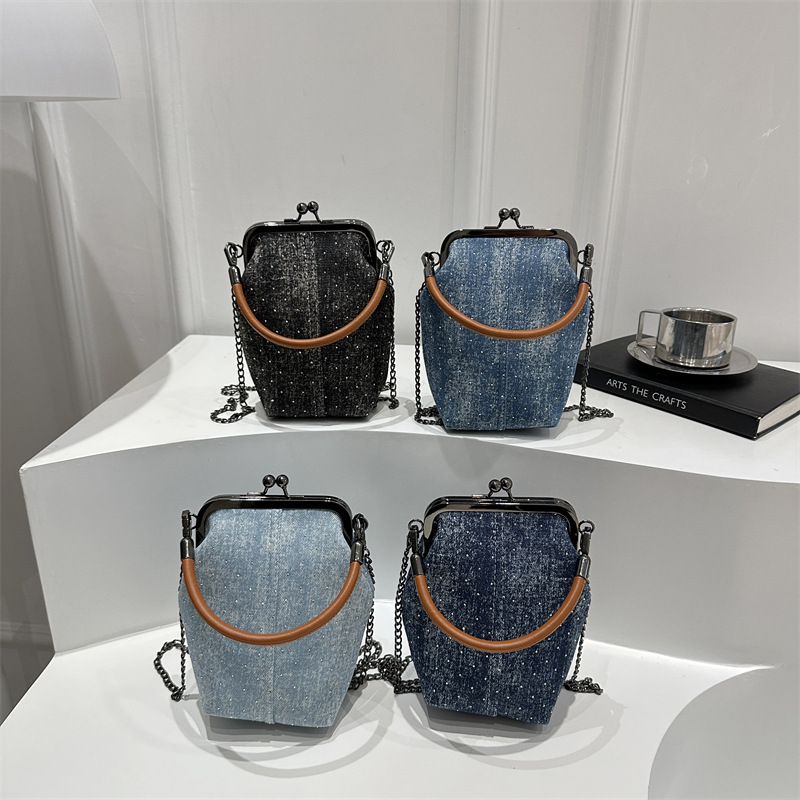 2025 New style clip bag, artistic handbag, versatile commuting denim bag, ins bag, women's retro mobile phone bag Application Scenario