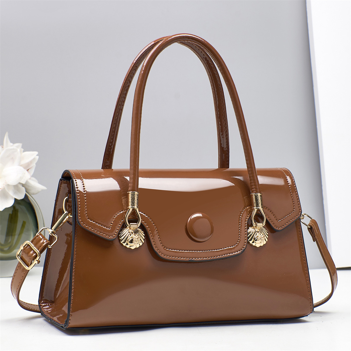 The 2025 new style of mirror-finished patent leather women's handbag from Europe and America, a high-end and light luxury cross-border women's bag Specification drawing