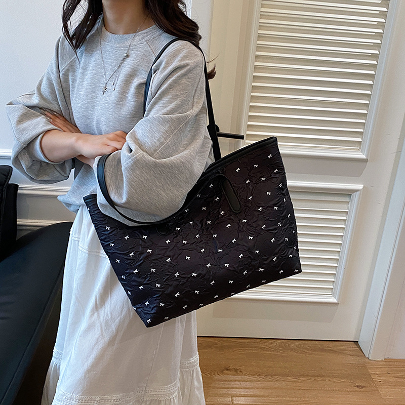 A new stylish polka dot tote bag for women in 2025, a versatile and stylish single-shoulder underarm bag for commuting to work details Picture