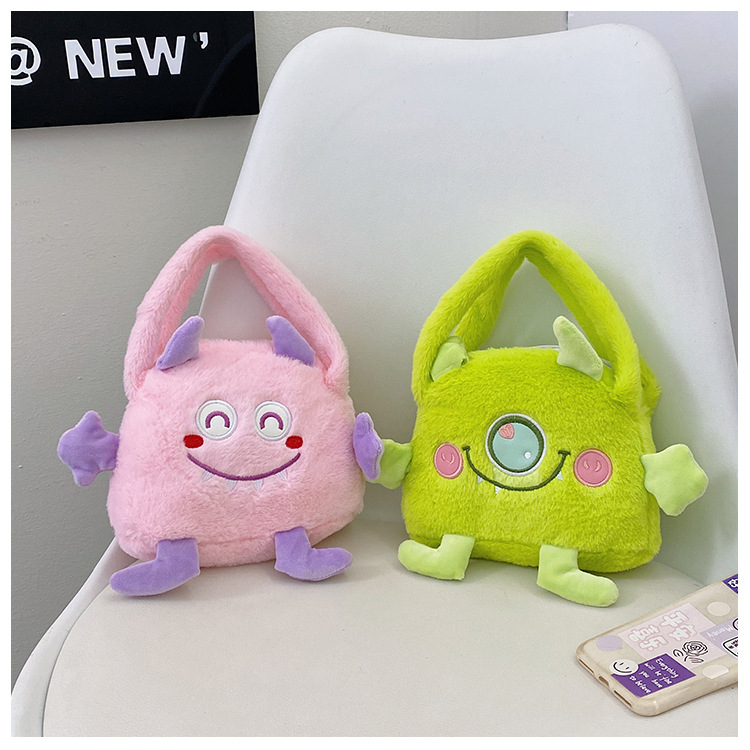 Plush bag 2024 new winter figurine handbag, women's claw machine, exchange one-eyed monster doll cross-border details Picture