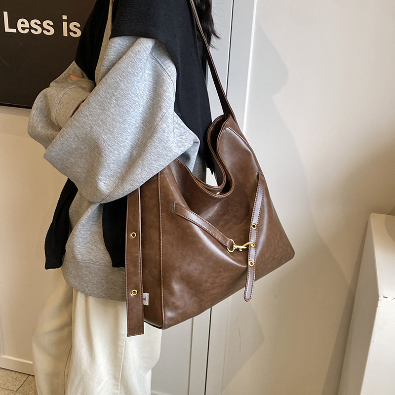 The 2024 new style of the fashionable tote bag for women is simple, casual, and has a large capacity. It is a high-end, trendy and versatile underarm bag Application Scenario