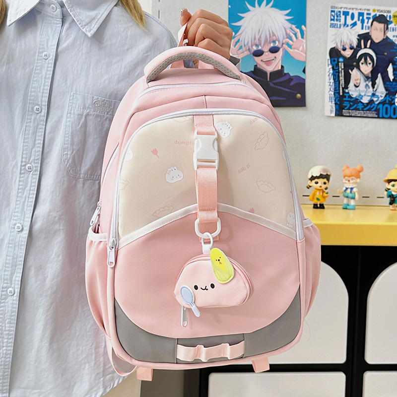 New minimalist color-blocking lightweight backpacks for boys and girls, schoolbags for primary school students in grades three to six, and outdoor backpacks Application Scenario