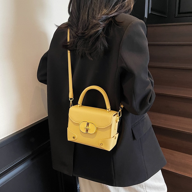 The 2025 new high-end color-blocking handbag is a popular bestseller for women, a versatile crossbody bag, and a fashionable and stylish single-shoulder bag Specification drawing