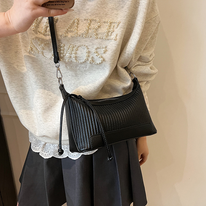 A retro, high-end, fashionable hand-held underarm bag for women, a new 2025 simple, casual and versatile single-shoulder crossbody bag Application Scenario