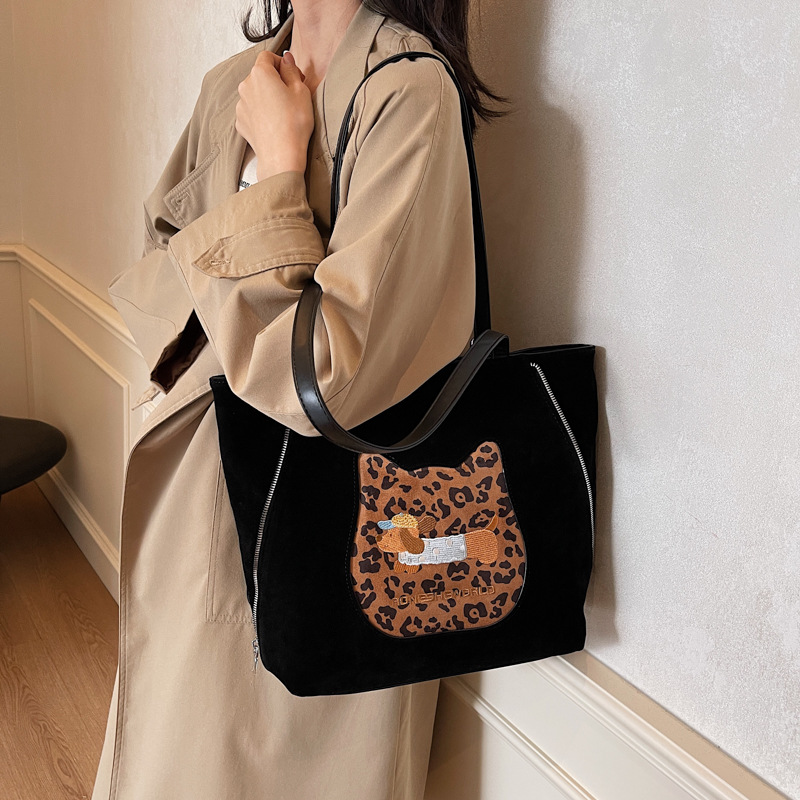 Commuting retro large-capacity women's backpack 2024 new style casual, versatile, fashionable and high-end single-shoulder tote bag Application Scenario