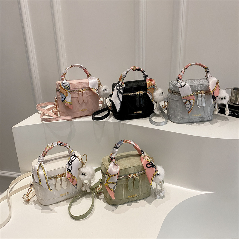The new cross-border Korean-style versatile box bag, a popular handbag for women in 2025, is a high-quality crossbody small square bag Application Scenario