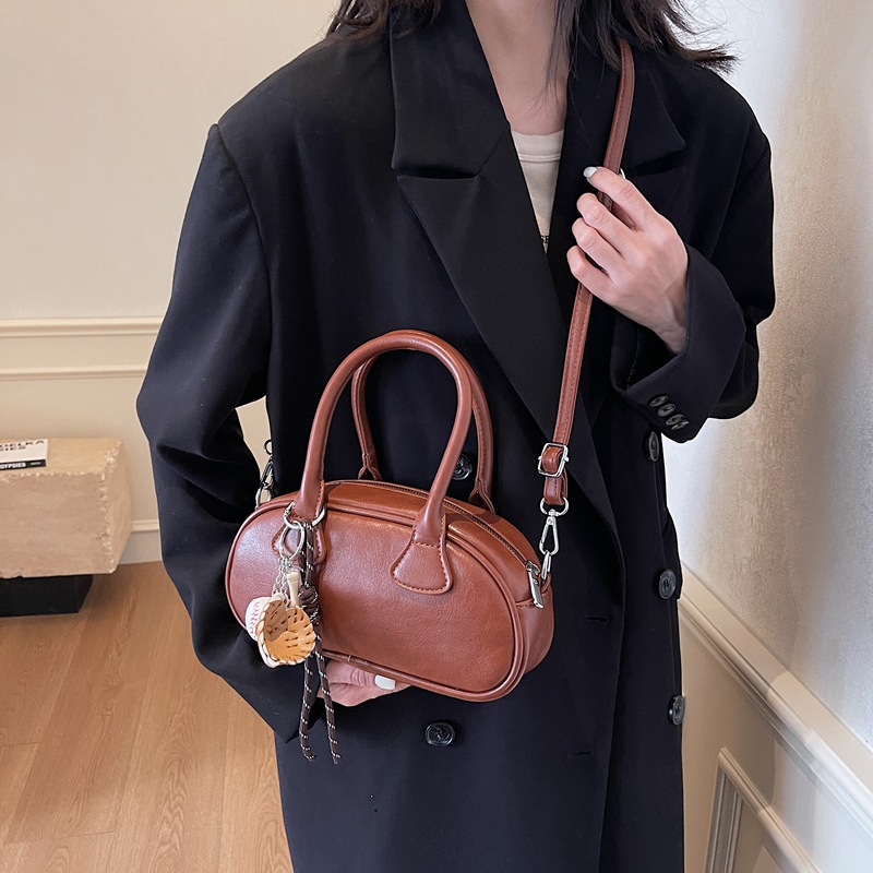 Carrying a retro and fashionable bowling bag, 2024 new style, trendy and versatile single-shoulder bag, niche design, high-end women's bag Application Scenario