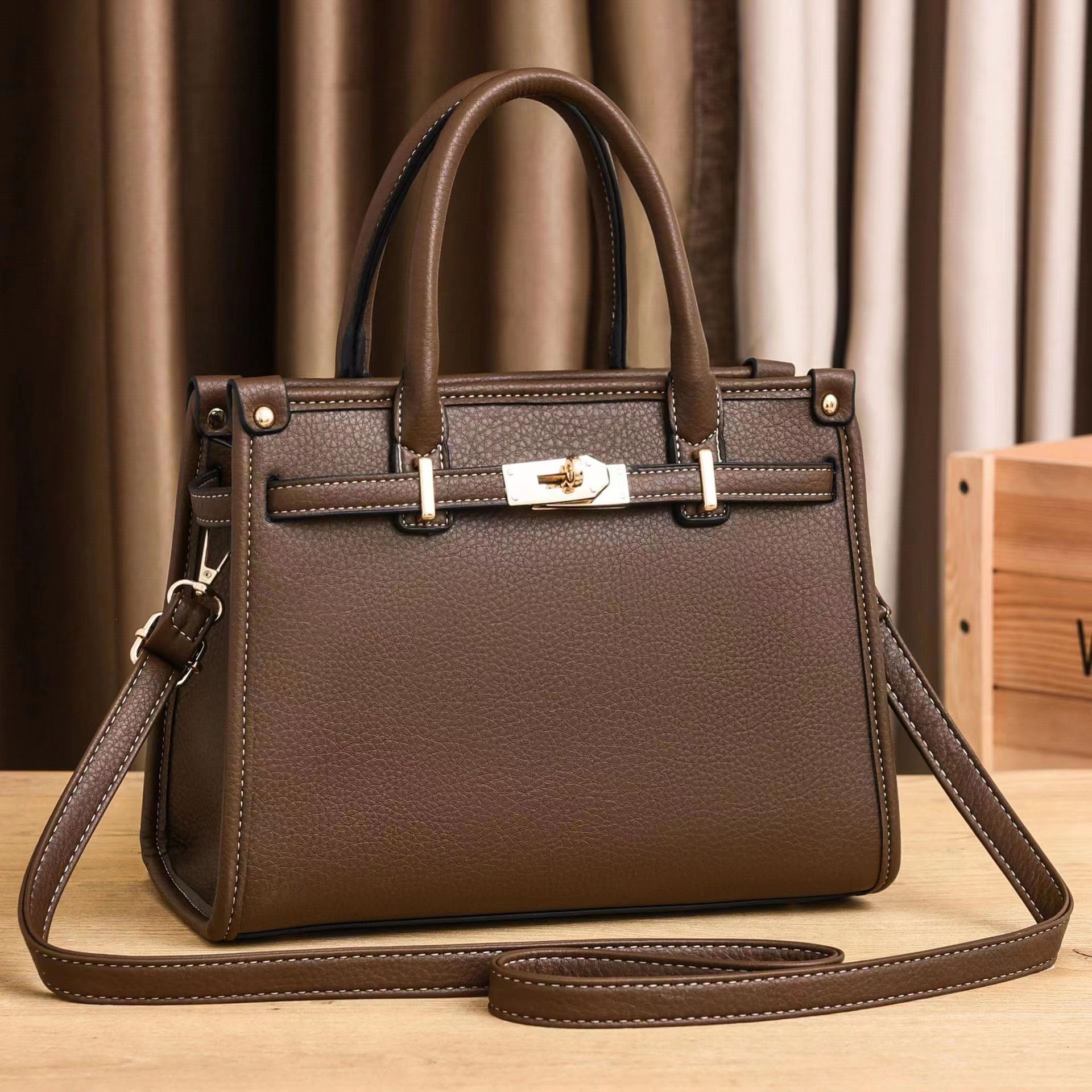The new solid-color large-capacity Kelly bag is a fashionable and simple single-shoulder crossbody handbag from Europe and America Specification drawing