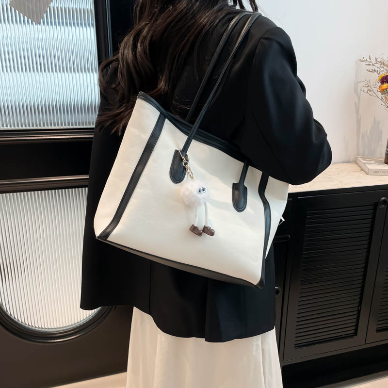 Fashionable retro color-blocking tote bag for women, Spring 2025 new style, large-capacity single-shoulder bag, trendy underarm bag details Picture
