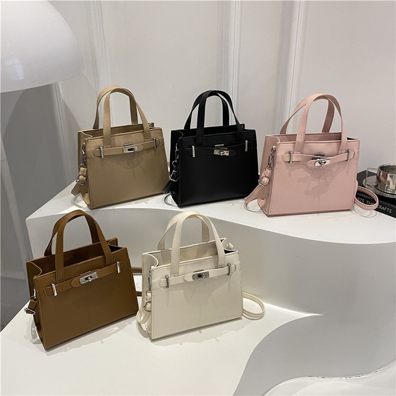 A stylish and fashionable urban hand-held handbag for the summer of 2025, a trendy and versatile single-shoulder crossbody bag for women Application Scenario