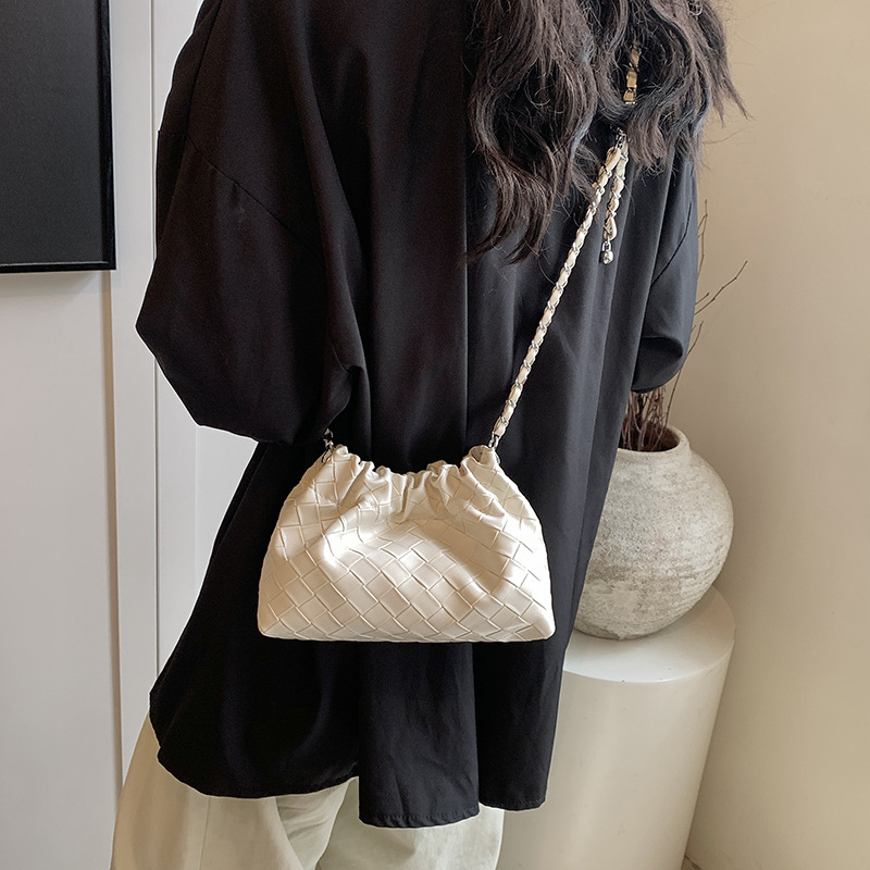 Korean-style pleated drawstring bucket bag, a trendy and versatile single-shoulder bag for women, a new summer 2025 niche casual crossbody bag Application Scenario