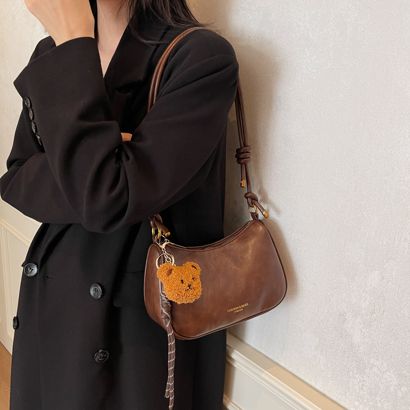 This year's popular bags are large-capacity women's 2024 new fashionable and versatile single-shoulder crossbody bags for work and commuting, as well as underarm bags Application Scenario