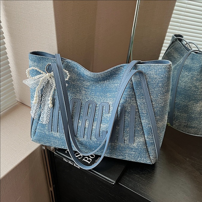 Cross-border large-capacity stylish tote bag for women, 2025 new versatile commuter shoulder bag, letter denim underarm bag full figure