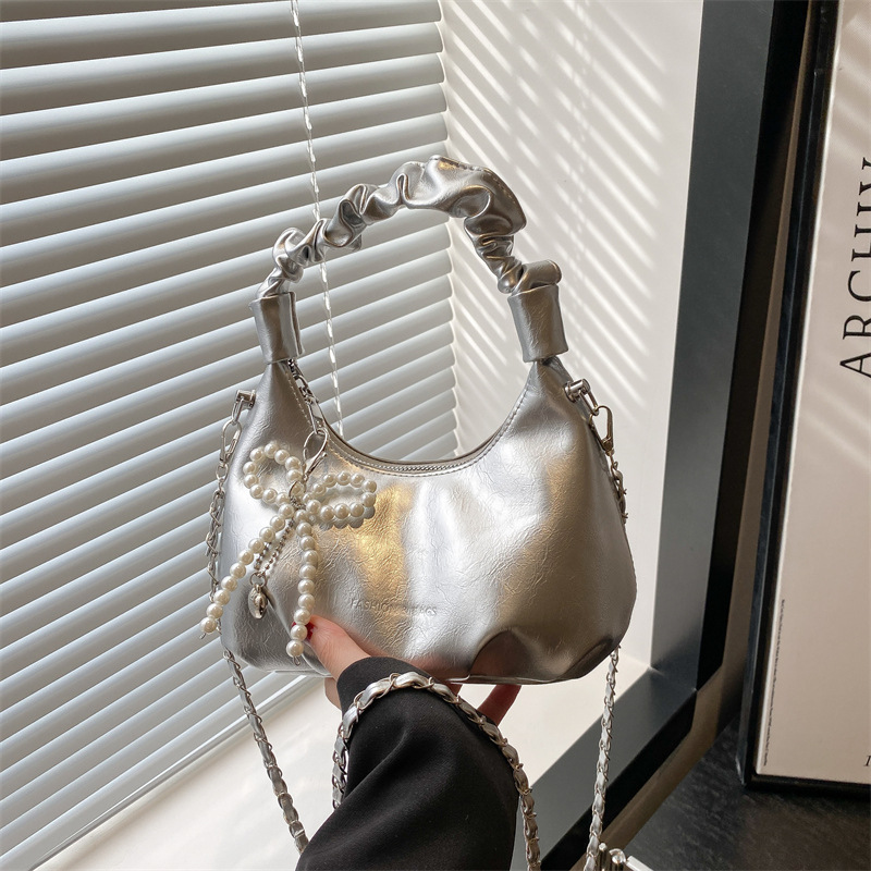 Silver pleated hand-held small bag for women, 2025 summer new style dumpling bag, versatile and stylish chain commuting crossbody bag full figure
