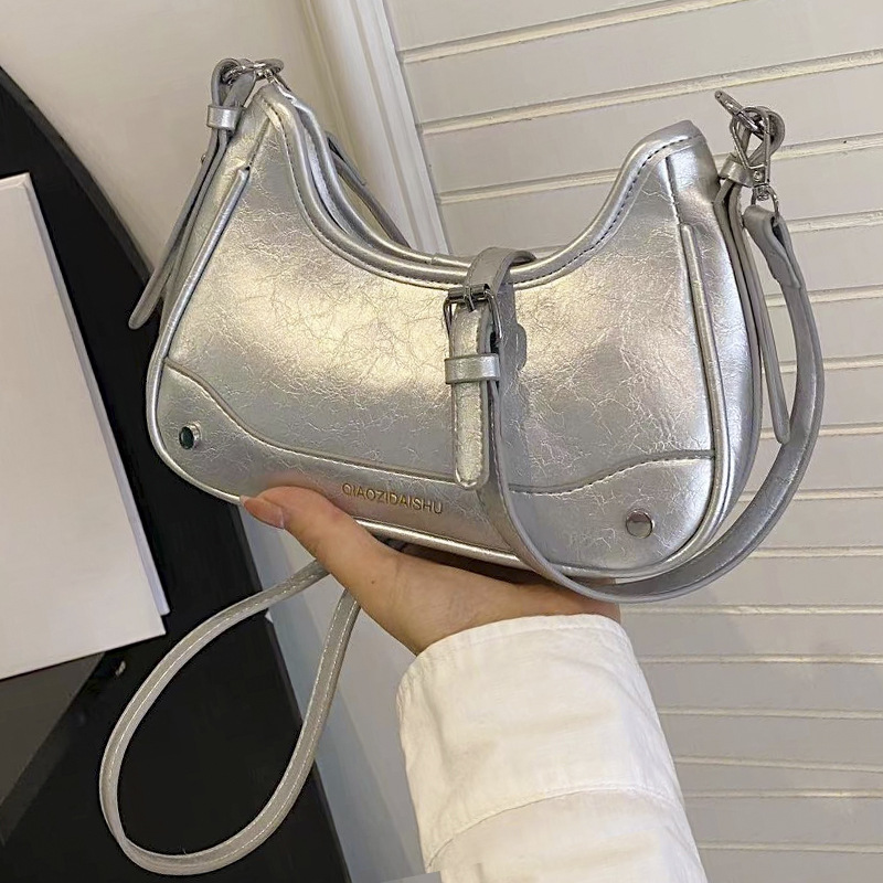 The new underarm bag for women in the summer of 2025 features a high-end, fashionable and niche design. It is a best-selling chain crossbody bag Application Scenario