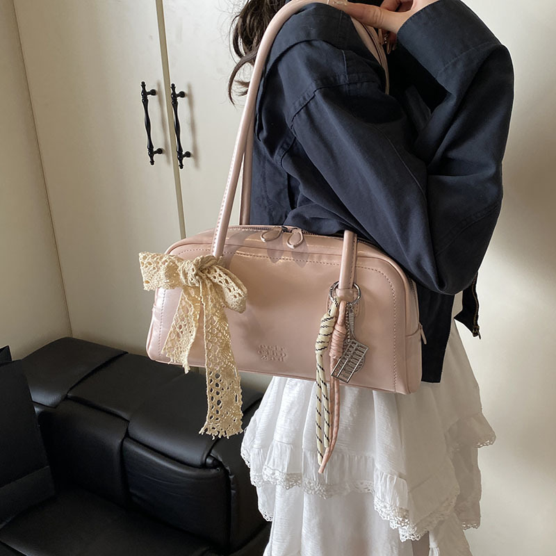 A niche, stylish single-shoulder, underarm bag for women 2025, new large-capacity commuter hand-held bowling bag Application Scenario