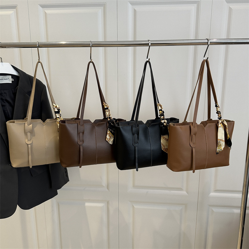 High-end silk scarf tote bag 2025 new large-capacity single-shoulder bag for commuting, fashionable and simple ladies' handbag Application Scenario